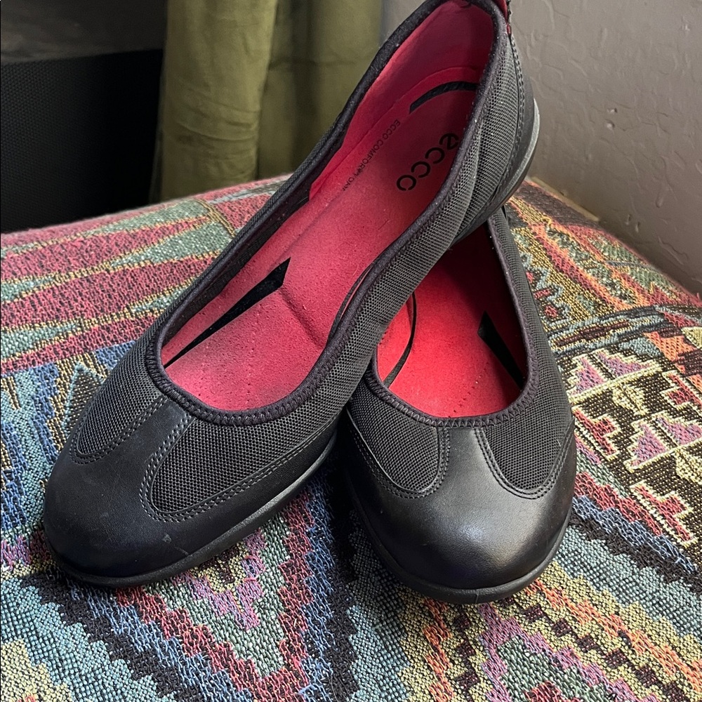 Ecco Women's Black and Red Flats